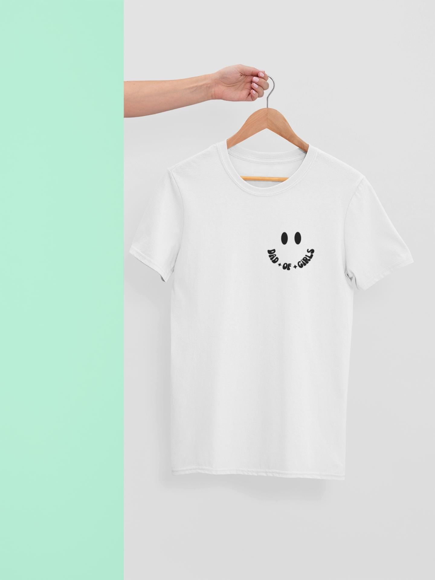 T-shirt for Dad of girls, Present for father from daughter, Perfect present for him, Fun t-shirt for men, Dad of girls slogan